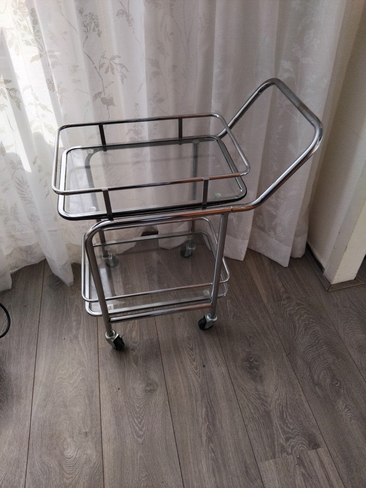 Verrijdbare serveerwagen met glazen platen, Ophalen