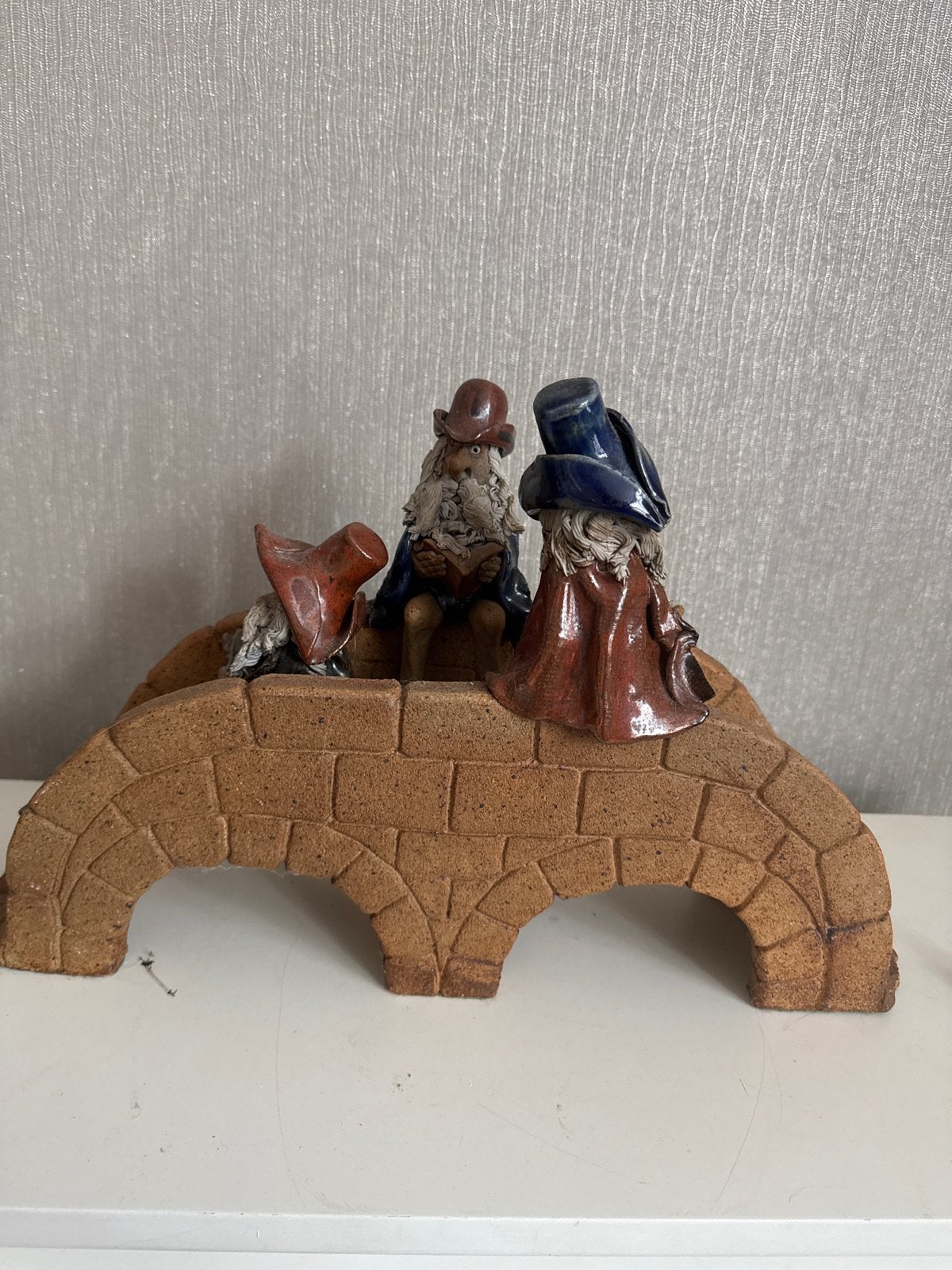 Keramieken beeldje van kabouters op een brug, Ophalen, Groep mensen, Handgemaakt, 20 - 50 cm