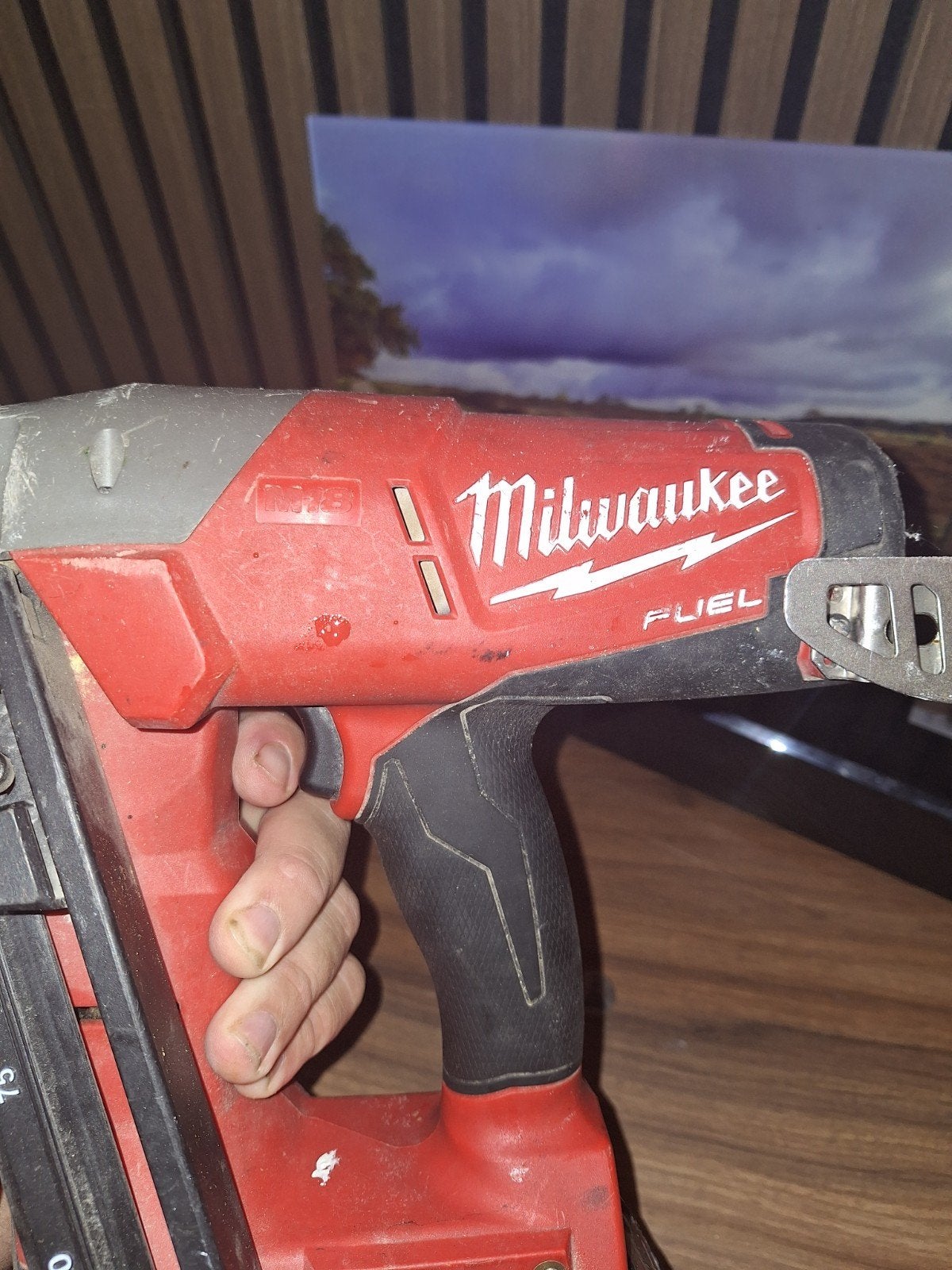 Milwaukee FUEL M18 Brad Nailer met accu en nagels, Doe-het-zelf en Verbouw, Ophalen of Verzenden, Gebruikt, Tacker/nietmachine