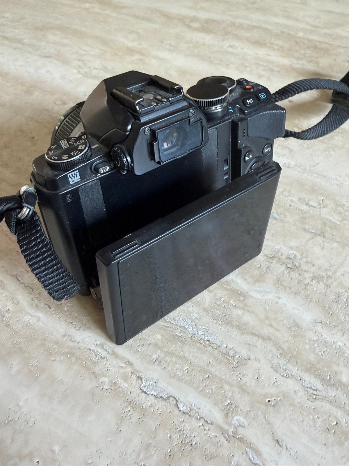 Olympus OM-D E-M10 systeemcamera met Lumix 20 mm lens, Ophalen, Gebruikt, Kantelbaar/draaibaar scherm, Olympus