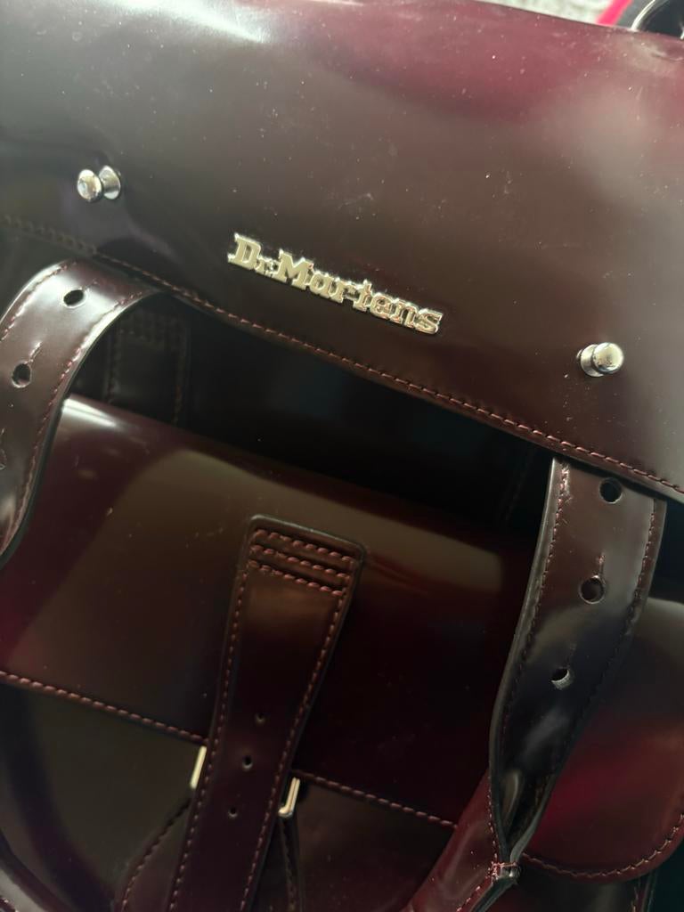 Bordeaux Dr. Martens rugtas, Overige merken, 25 tot 40 cm, Nieuw, Ophalen of Verzenden