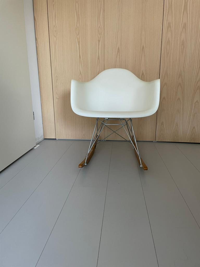 Vitra eames schommelstoel, Ophalen of Verzenden, Zo goed als nieuw, Wit, Eén