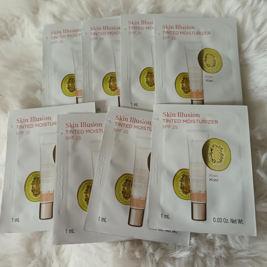 CLARINS skin illusion foundation..8 stuks..nieuw, Ophalen of Verzenden, Nieuw, Beige, Gehele gezicht