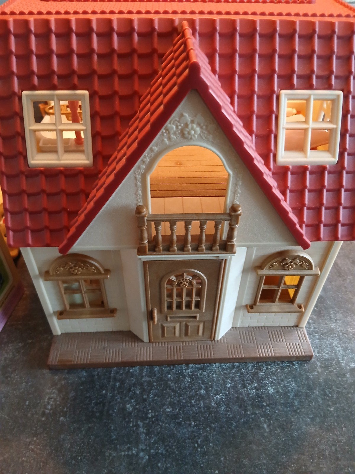 Sylvanian Families Red Roof Cosy Cottage & veel extra's, Ophalen, Zo goed als nieuw, Poppenhuis