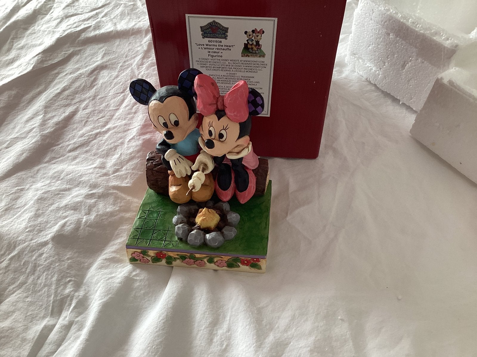 Disney traditions mickey en minnie kampvuur met doos en tag, Ophalen of Verzenden, Mickey Mouse, Zo goed als nieuw, Beeldje of Figuurtje