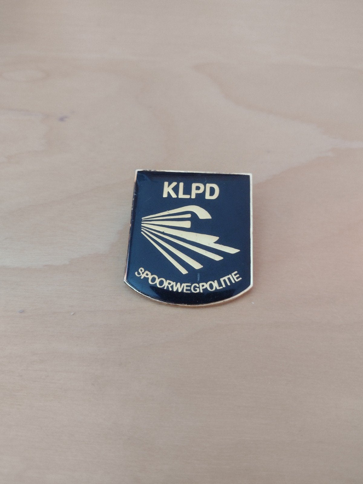 KLPD spoorwegpolitie speldje/ embleem, Verzamelen, Ophalen of Verzenden, Overige soorten, Nederland, Embleem of Badge