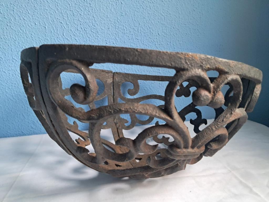 Brocante plantenmand of hanger van gietijzer., 25 tot 40 cm, Overige materialen, Ophalen of Verzenden, Zo goed als nieuw