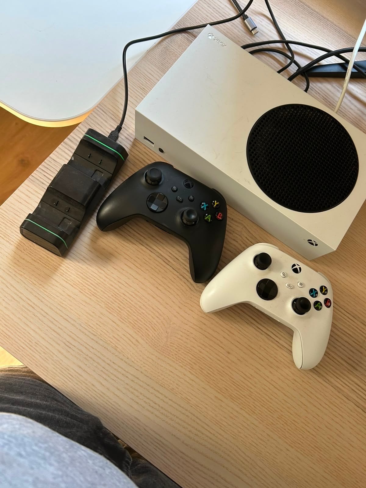 Xbox Series S met 2 controllers en oplaadstation, Spelcomputers en Games, Spelcomputers | Xbox Series X en S, Ophalen, Zo goed als nieuw