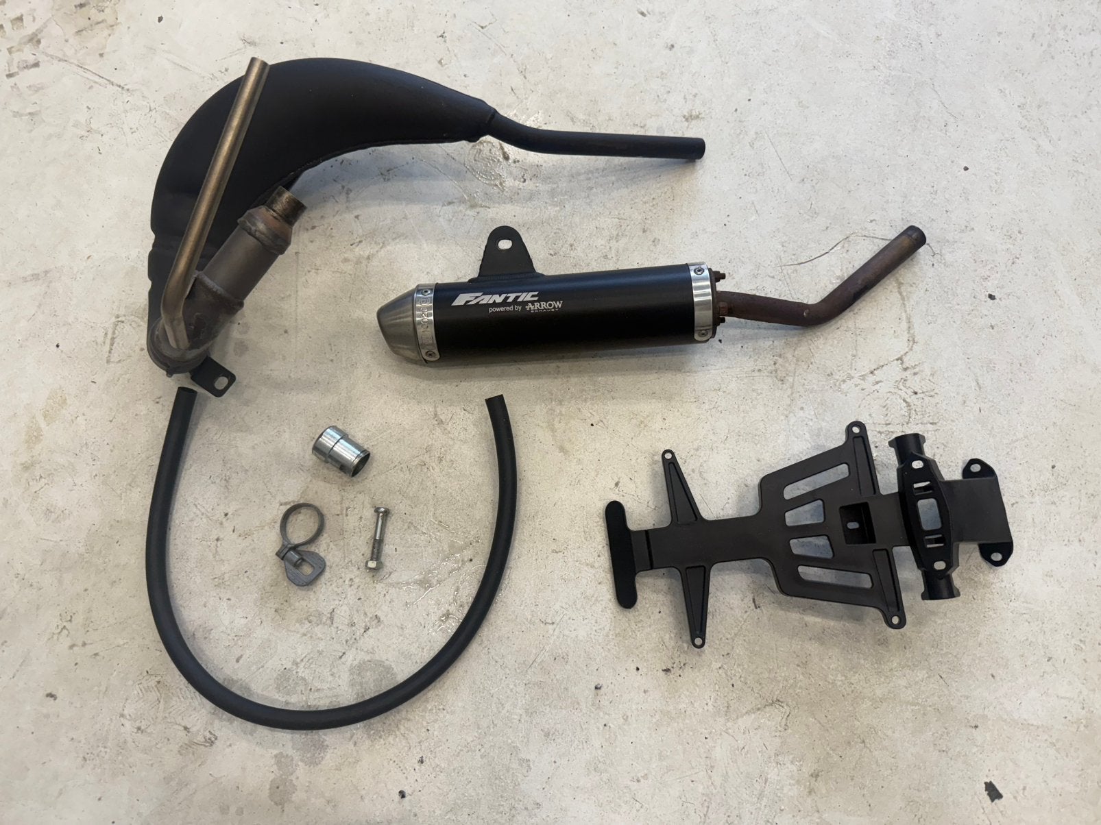 Fantic XM/XE 50 Uitlaat 2021-2025 (+kentekenhouder), Stcmotoren@gmail.com, Zo goed als nieuw, Ophalen, 7161RT