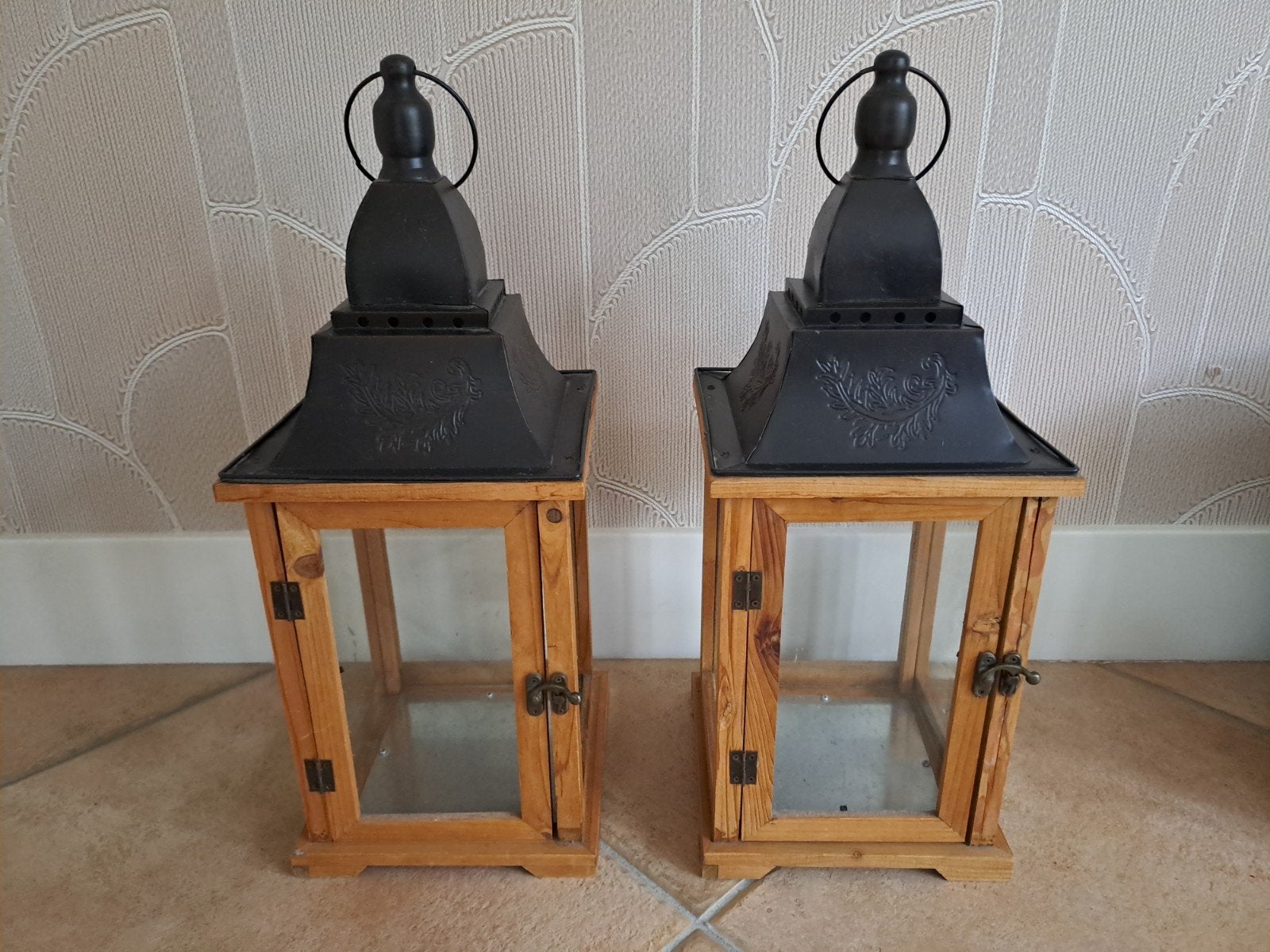 Set van 2 houten lantaarns met metalen dak, Huis en Inrichting, Woonaccessoires | Kandelaars en Kaarsen, Ophalen, Zo goed als nieuw