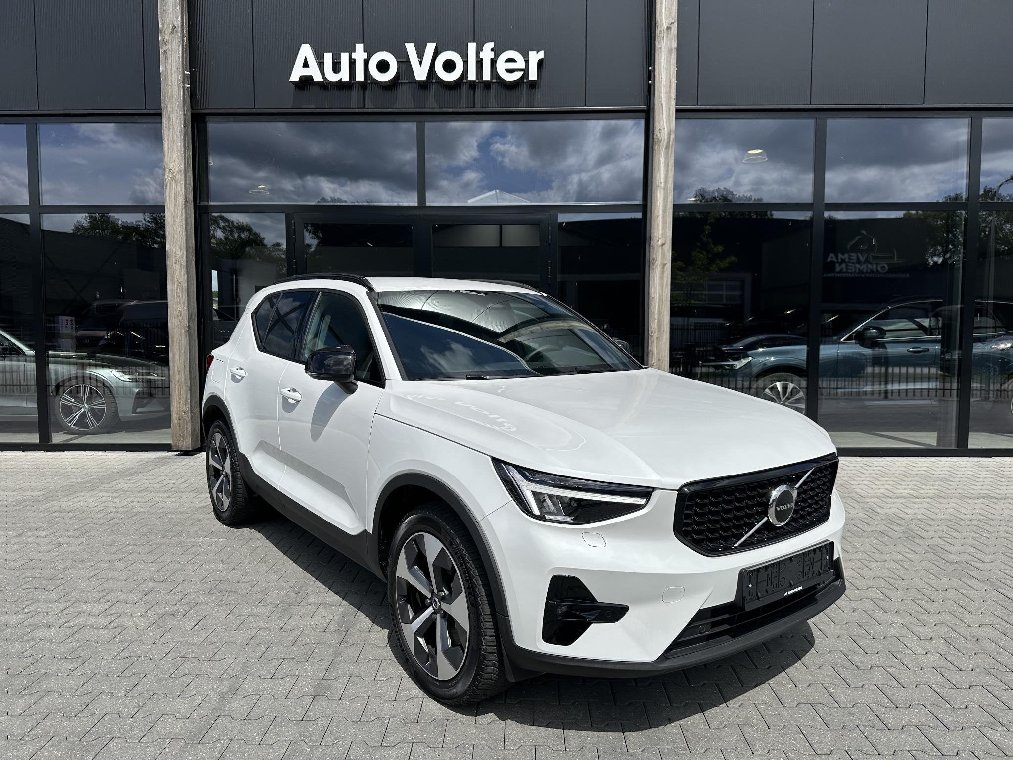Volvo XC40 2.0 B4 Plus Dark H&K|ACC|cam|LED|, 1969 cc, Wit, Volvo Nederland B.V., Benzine