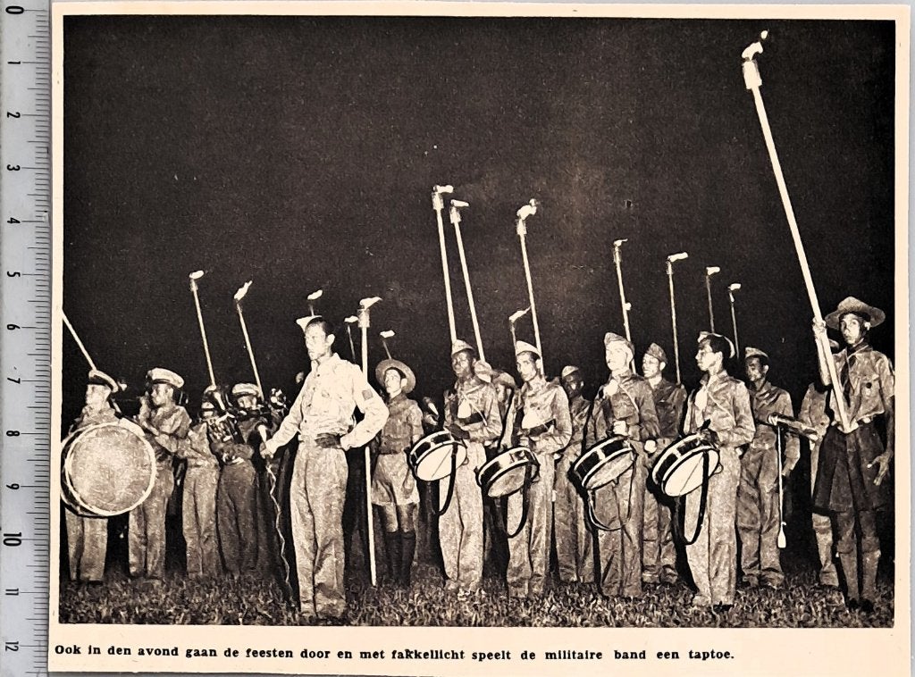 Leger Indië 1947; feest met fakkels en taptoe v.d. band, Verzenden, 1940 tot 1960, Gebruikt, Overige onderwerpen