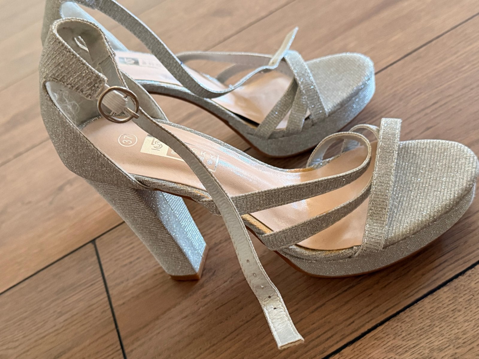 €10 Glinsterende zilveren hakken - Maat 37, Verzenden, Zo goed als nieuw, Overige kleuren, Pumps