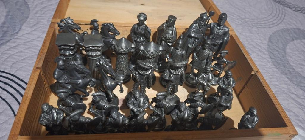 Unieke schaakstukken in houten kist, Ophalen of Verzenden, Gebruikt, Schaken