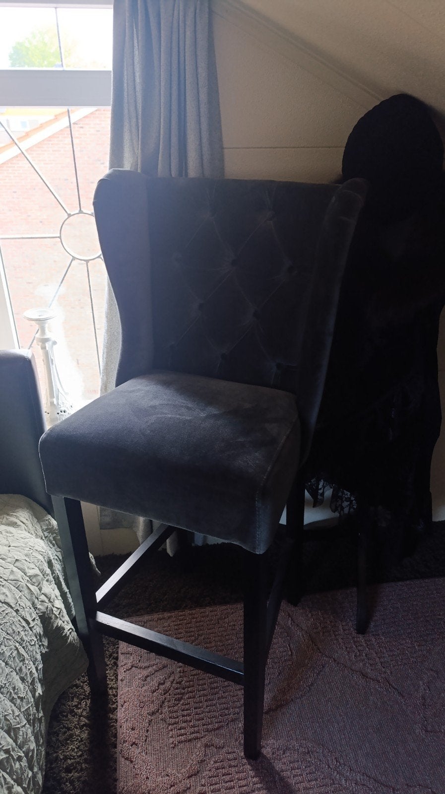 Chesterfield wing barkruk - Grijs fluweel - Showmodel, Ophalen, 60 tot 90 cm, Zo goed als nieuw, 1 kruk