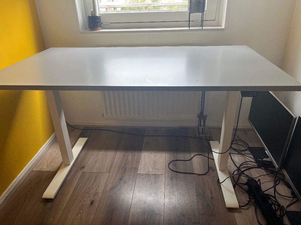 RODULF (IKEA) sta-zit bureau grijs/wit, Huis en Inrichting, Bureaus, Ophalen, Zit-sta bureau, Scandinavisch, Hout