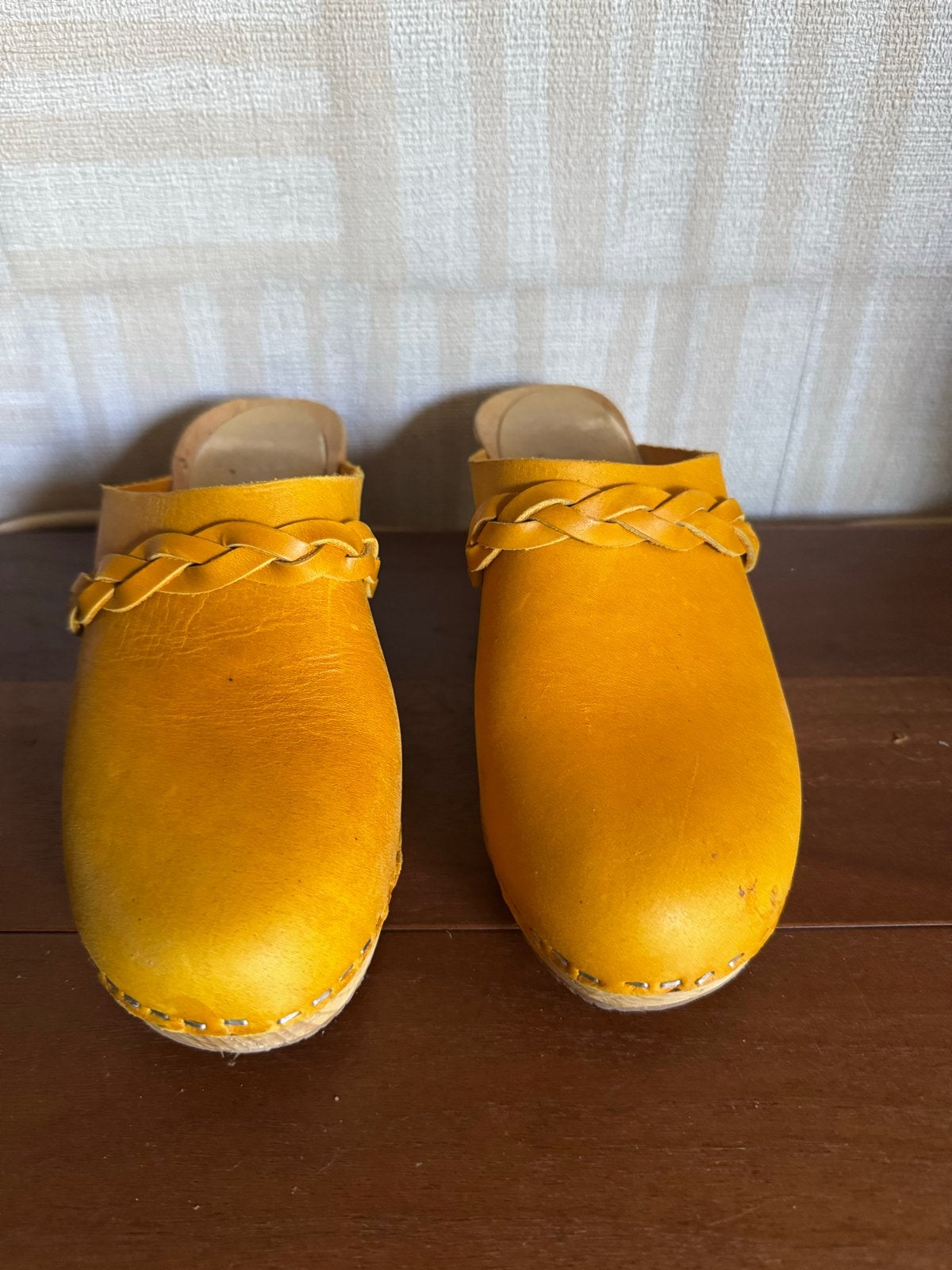 Gele houten klompen met gevlochten band 38, Ophalen of Verzenden, Gedragen, Geel, Sandalen of Muiltjes