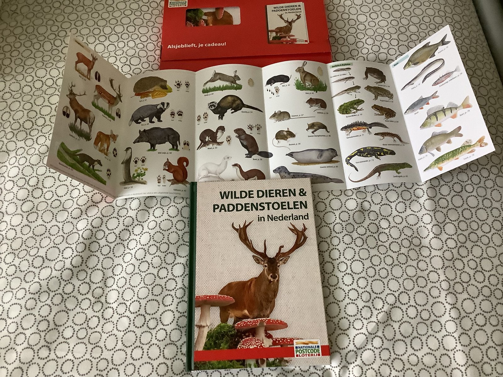 Postcode loterij voordeelgidsen en natuur boeken., Ophalen