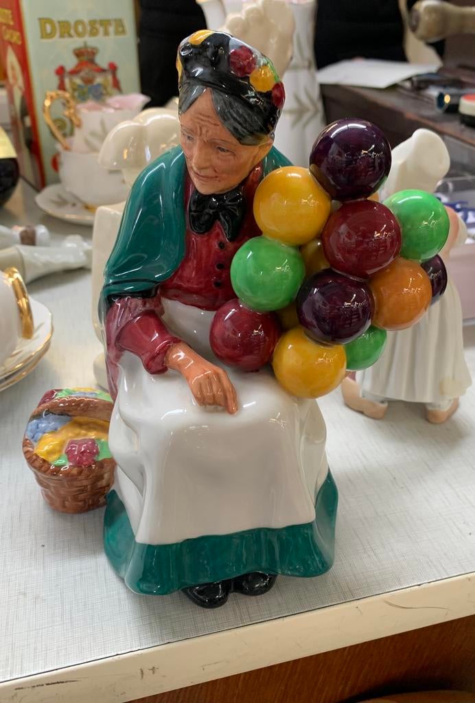Beeld verzamelobject Royal Doulton The Old Balloon Seller, Verzamelen, Ophalen of Verzenden, Zo goed als nieuw, Mens