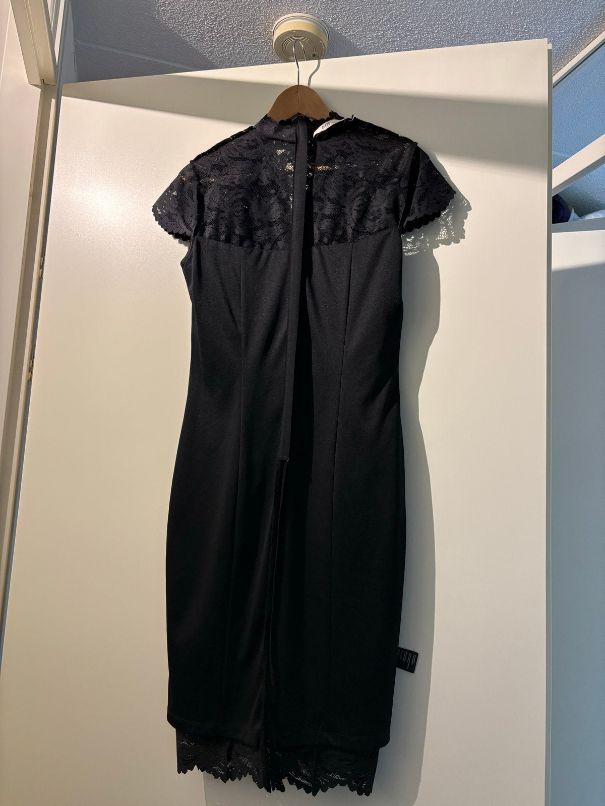 Steps - Zwarte velvet en kanten jurk, Kleding | Dames, Jurken, Zwart, Ophalen of Verzenden, Zo goed als nieuw, Maat 36 (S)
