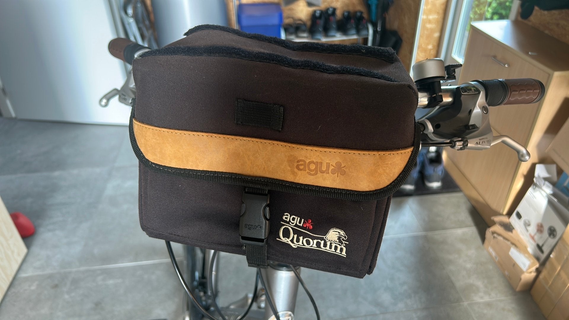 Agu stuurtas met regenhoes en draagriem, Fietsen en Brommers, Fietsaccessoires | Fietstassen, Ophalen of Verzenden, Gebruikt