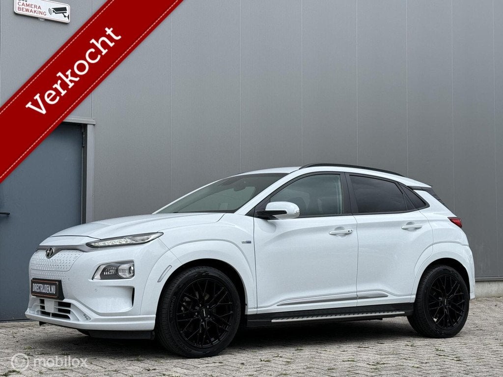 Hyundai Kona EV Premium 64 kWh - luxe uitvoering - SOH 90%, Auto's, Hyundai, Gebruikt, Zwart, Leder, 64 kWh