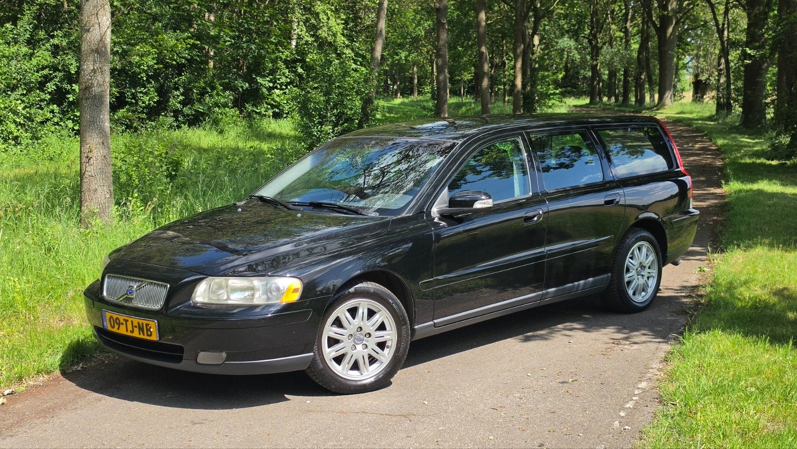 Volvo V70 2.4 140PK 2006 NAP Clima Cruise Haak Youngtimer!, Auto's, Volvo, Voorwielaandrijving, 1800 kg, Zwart, Leder en Stof