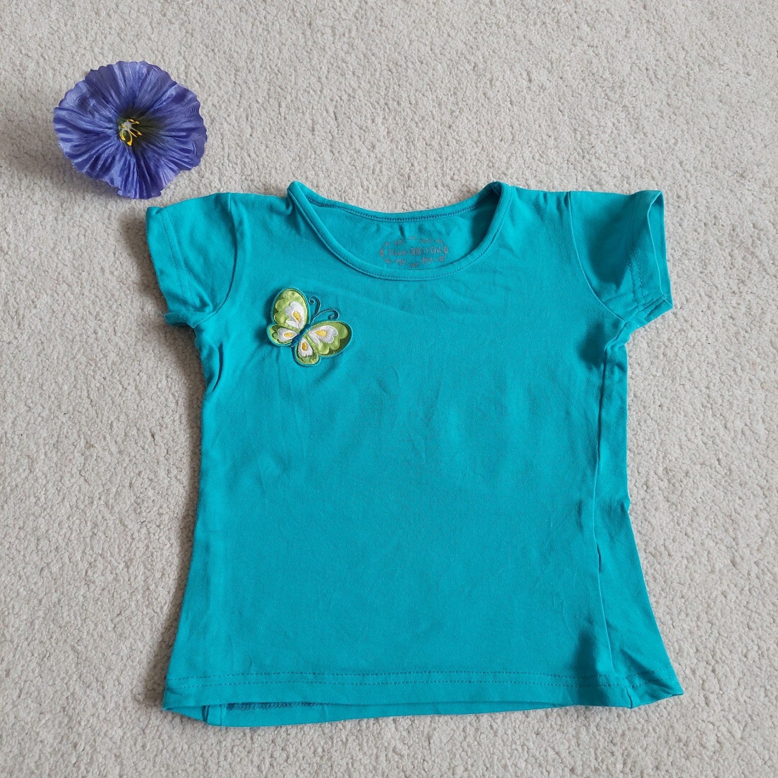 Leuk turquoise T-shirt met vlinder maat 98/104, Ophalen of Verzenden, Gebruikt, Meisje, Shirt of Longsleeve