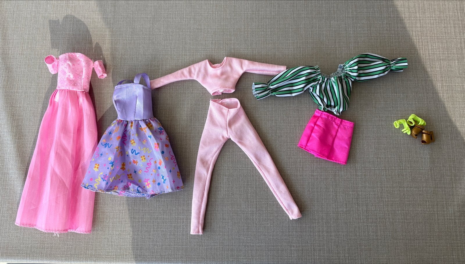Barbie kleding set: jurken, broek, topjes en schoenen, Ophalen of Verzenden, Gebruikt, Barbie