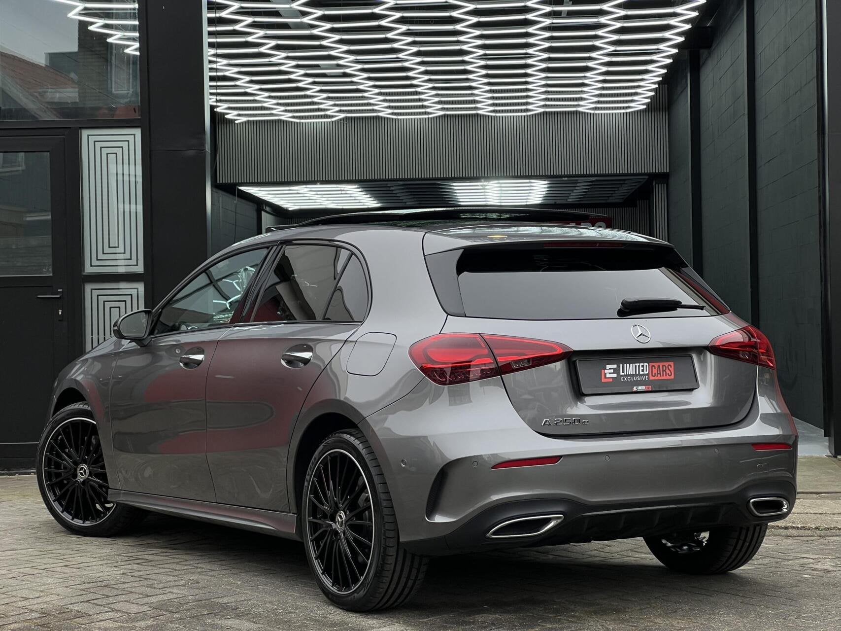 Mercedes A-klasse A 250e AMG|Night|PANO|SFEER|CAMERA, Auto's, Dealer onderhouden, Gebruikt, Alcantara, 163 pk