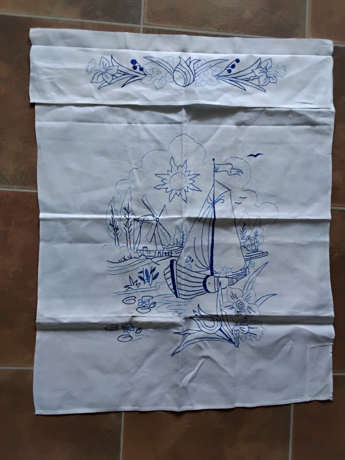Brocante  geborduurde overhanddoek blauw zeilboot met molen, Ophalen of Verzenden