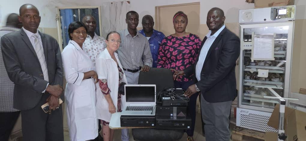 Gezocht: GRATIS computers voor Gambia, Computers en Software, Desktop Pc's, Ophalen, Onbekend