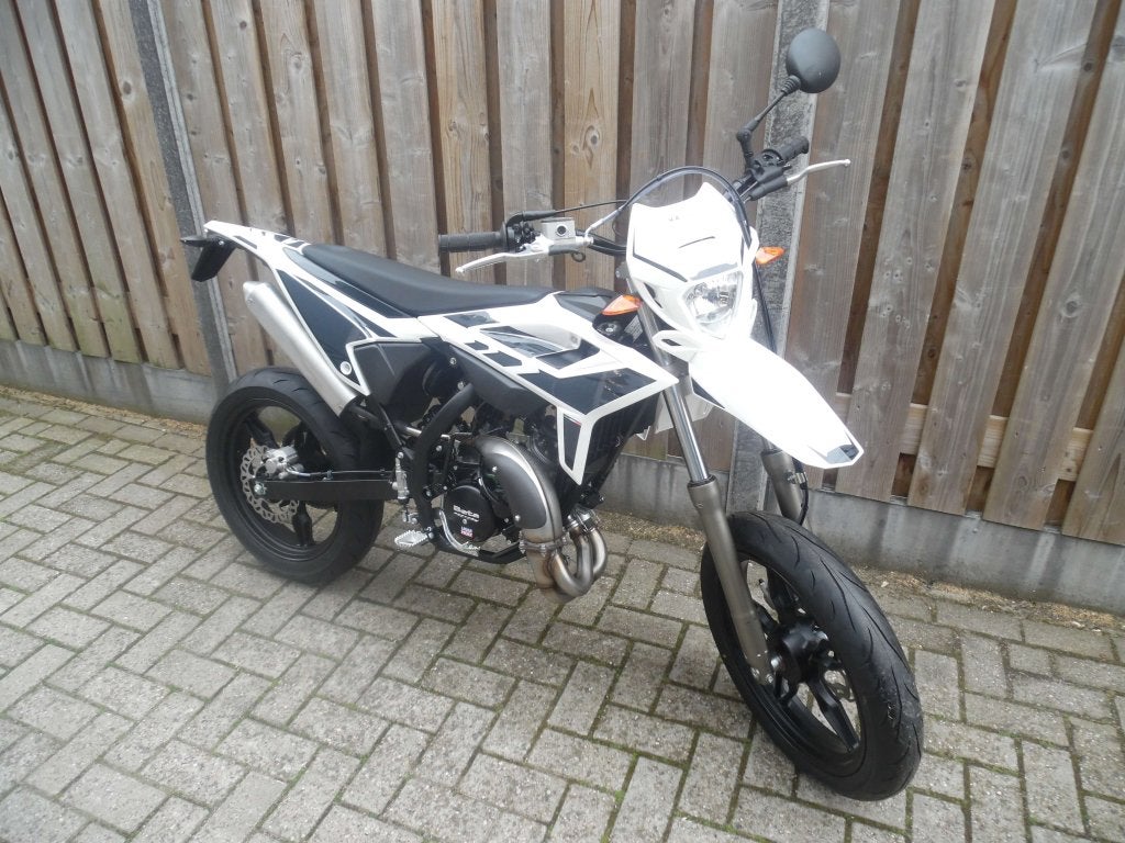 Beta Motard 2026  WIT/ZWART & X GRIJS/ZW & ZWART/ROOD NIEUW, 6 versnellingen, Nieuw, Via plan dell sola 72 50067 rignano sull'arno Italie