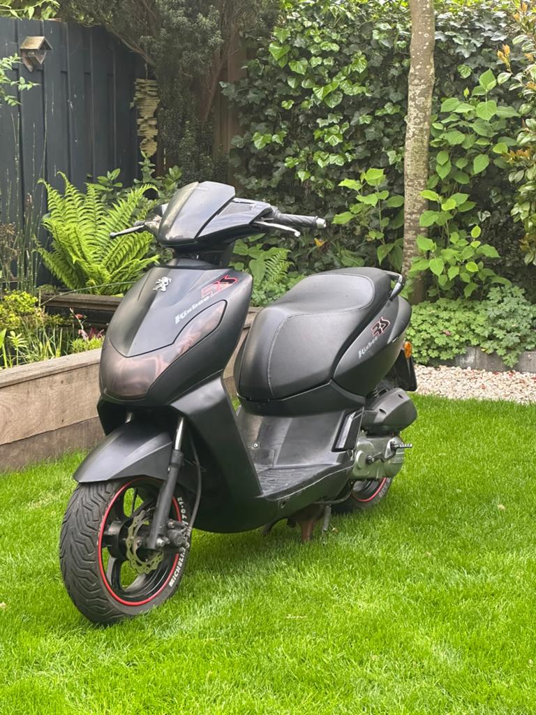 Peugeot Kisbee RS 105cc Brom, Fietsen en Brommers, Scooters | Peugeot, Ophalen, Zo goed als nieuw, Benzine, Overige modellen