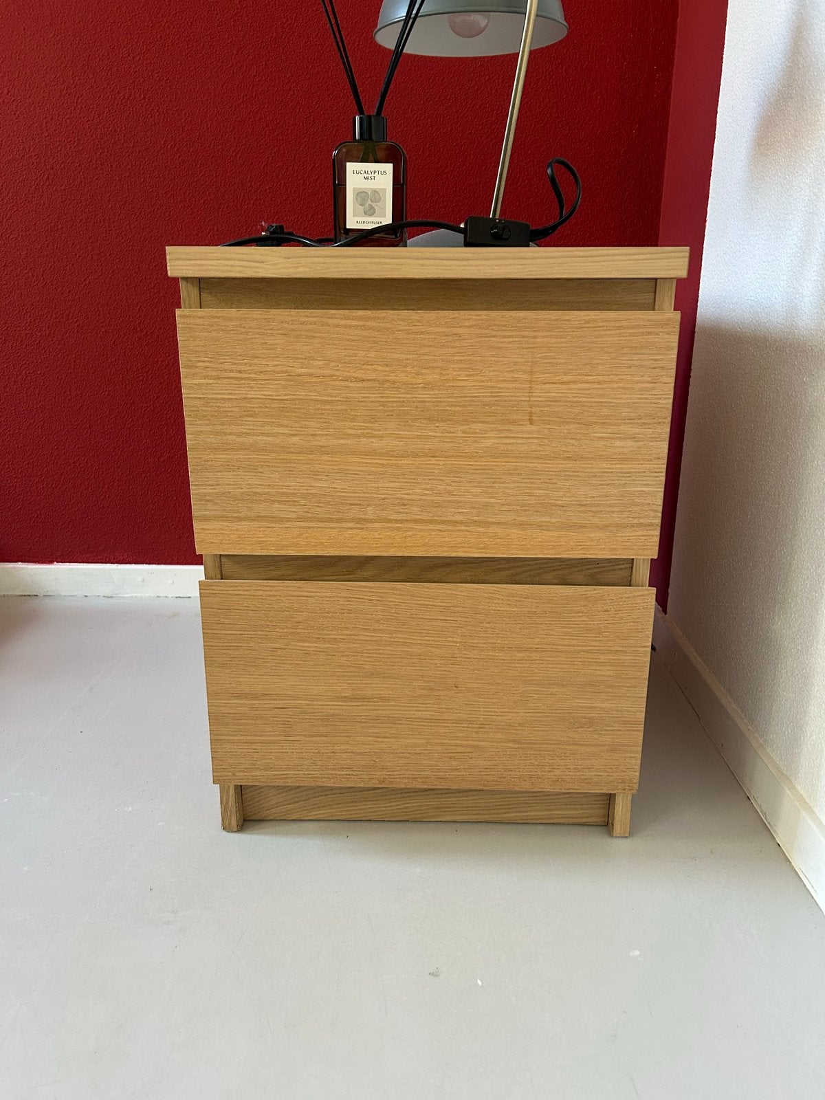 Ikea Malm nachtkastje met twee lades, Huis en Inrichting, Slaapkamer | Nachtkastjes, Ophalen, Gebruikt, Minder dan 45 cm, 55 tot 70 cm