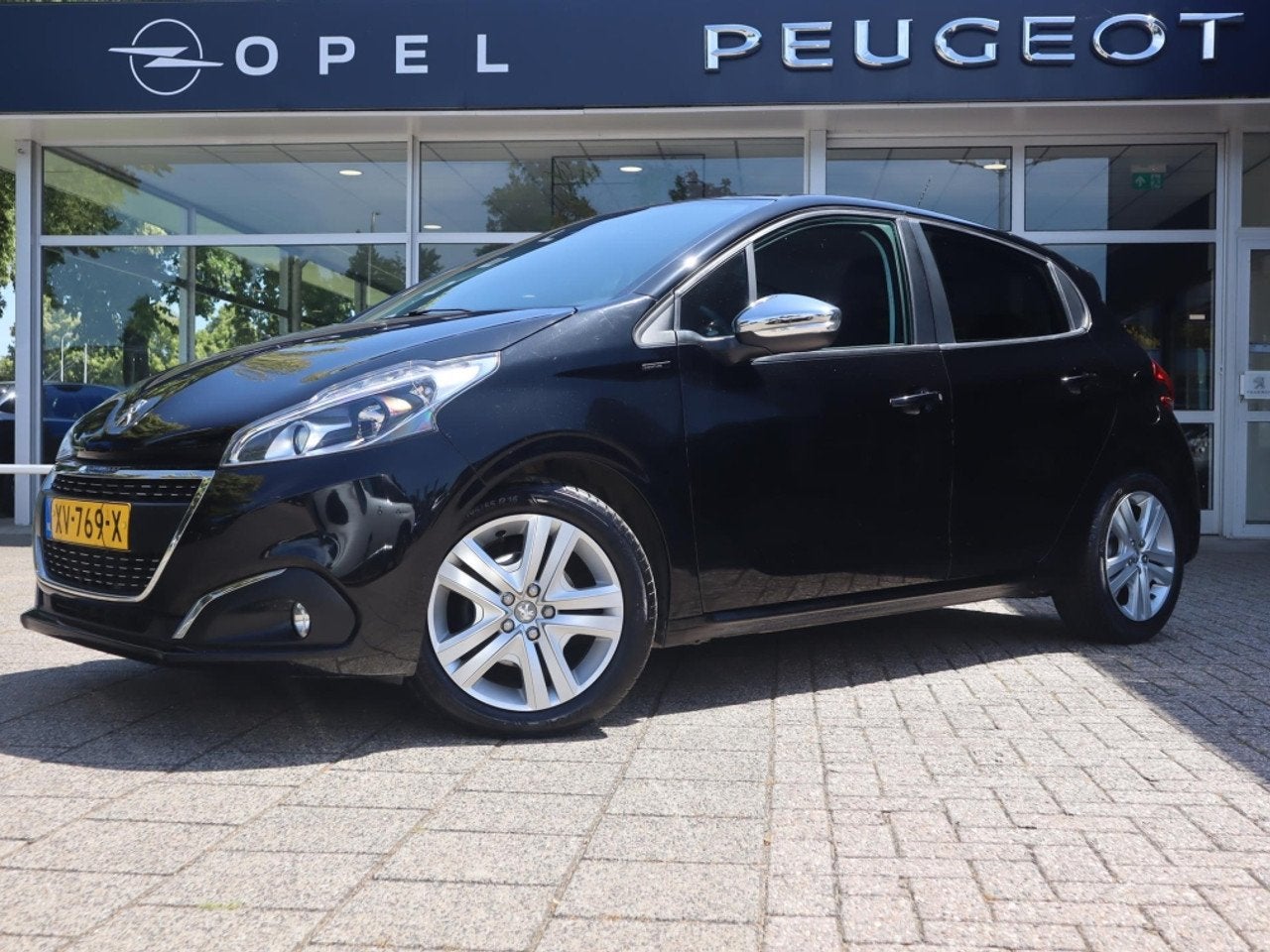 Peugeot 208 Signature PureTech 110pk H6, Rijklaarprijs, Navi, Voorwielaandrijving, Gebruikt, 1199 cc, 1055 kg