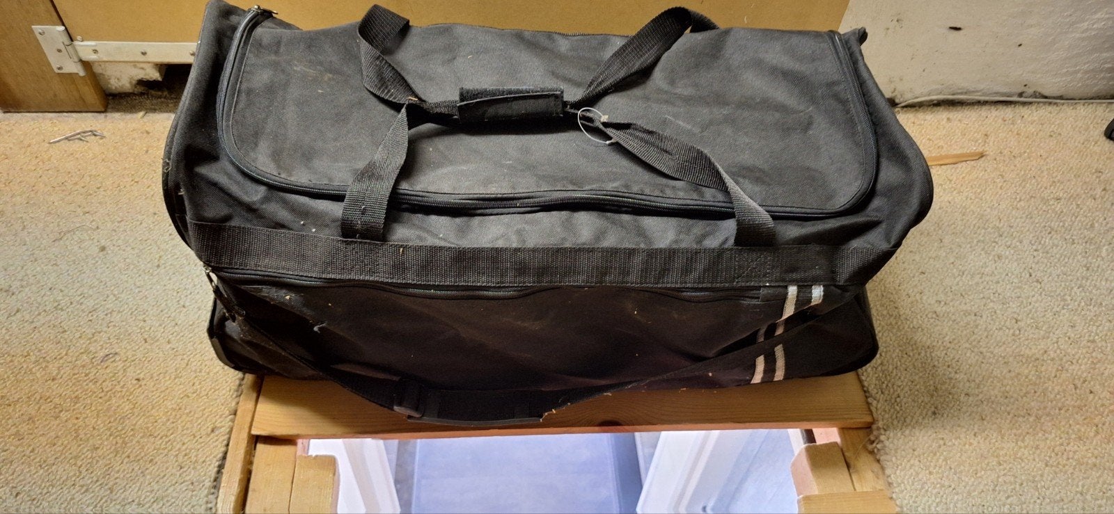 Grote reistas  wel 2 kleine gaatjes voorin, Ophalen of Verzenden, 30 cm of meer