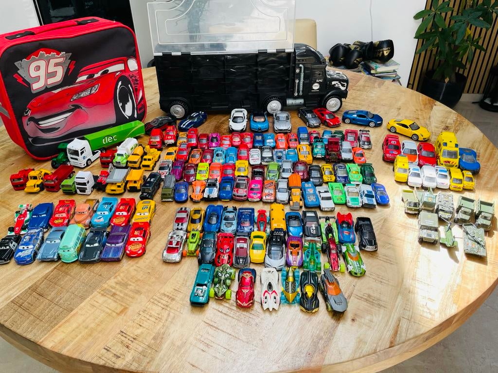 Grote collectie speelgoedauto's met opbergkoffers, Ophalen, Gebruikt