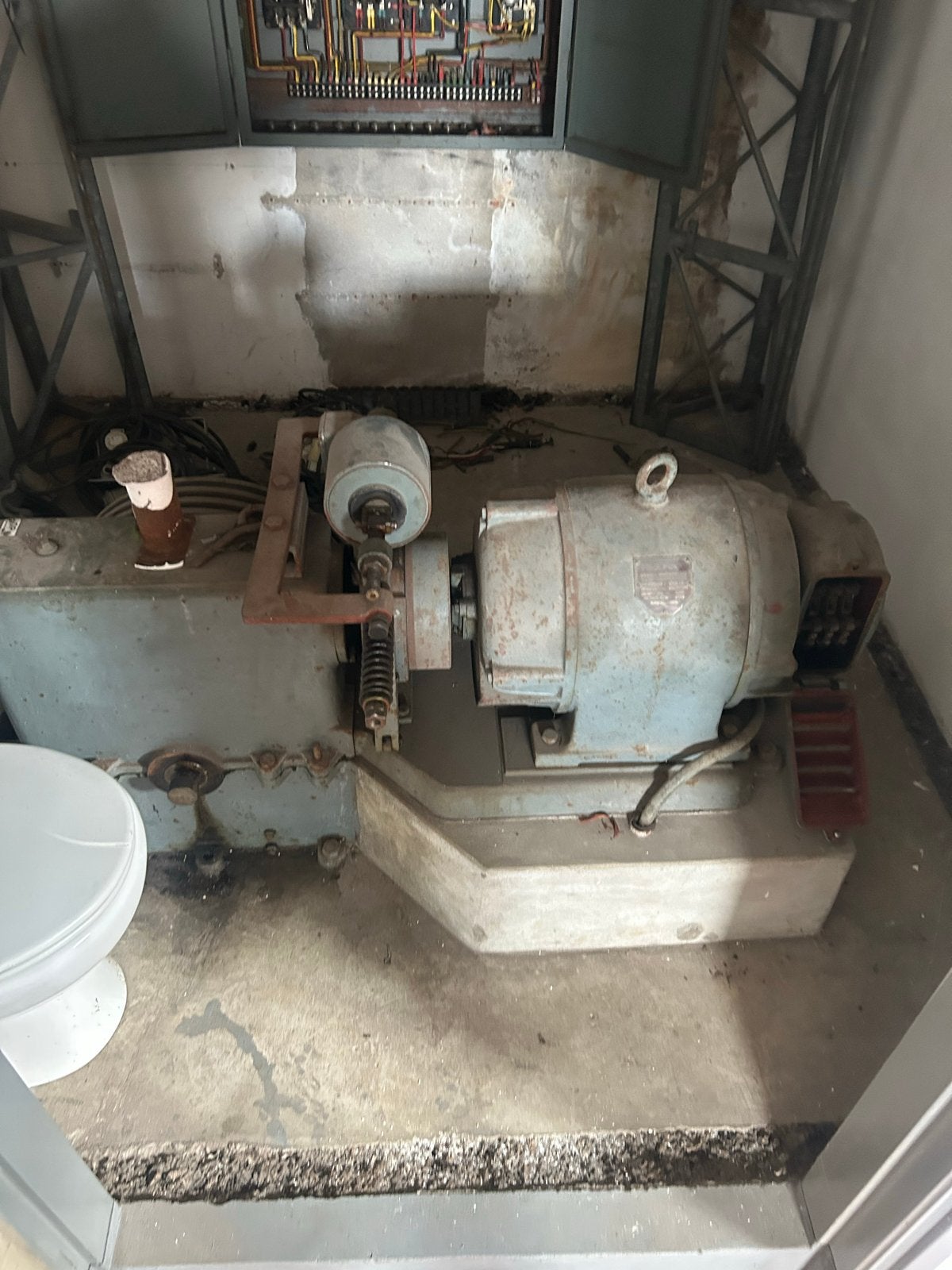 Zware  lift motor en aansturing kast met katrol enzz, Antiek en Kunst, Antiek | Gereedschap en Instrumenten, Ophalen