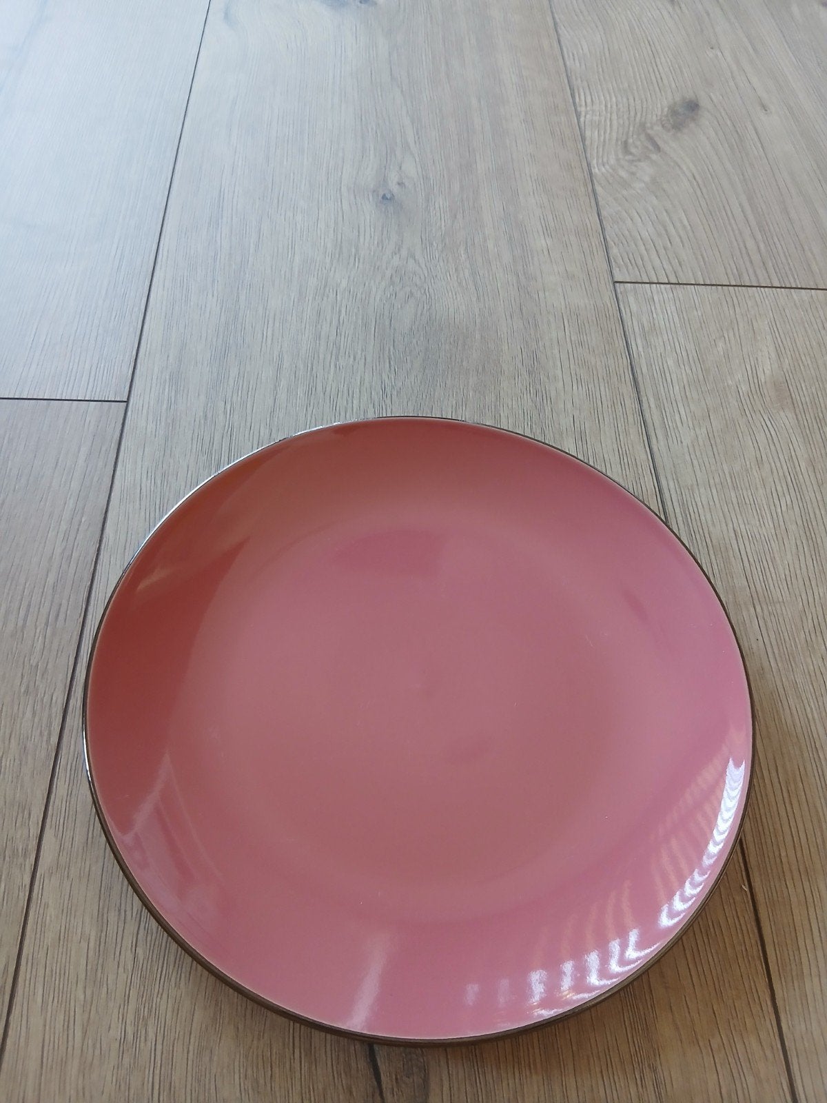 2 Nieuwe roze borden met gouden rand, Huis en Inrichting, Keuken | Servies, Ophalen, Nieuw, Keramiek, Bord(en)