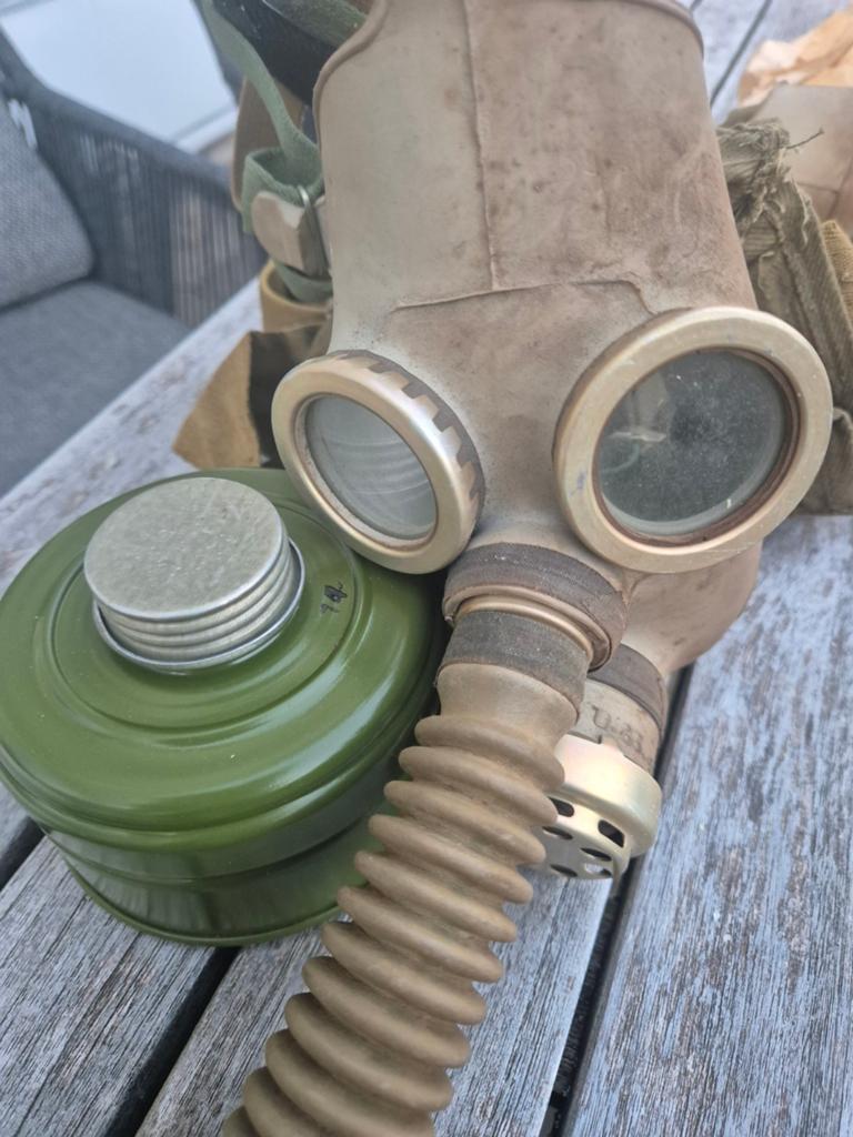 Vintage Gasmasker met Filter en Draagtas, Verzamelen, Militaria | Algemeen, Ophalen of Verzenden, Overige soorten, Overige gebieden