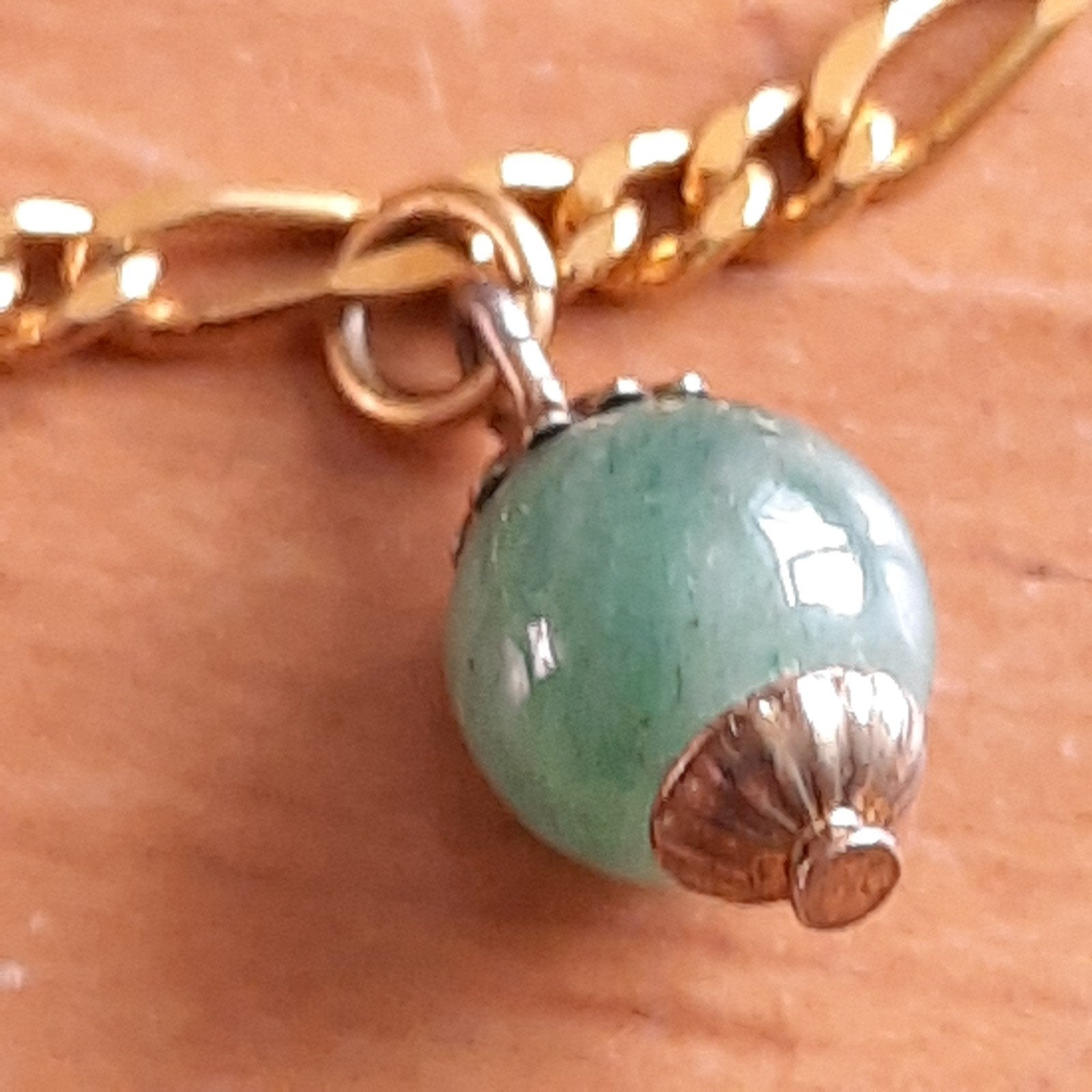 Vergulde Armband met Zes Bedels Natuursteen, Verzenden, Zo goed als nieuw, Overige materialen