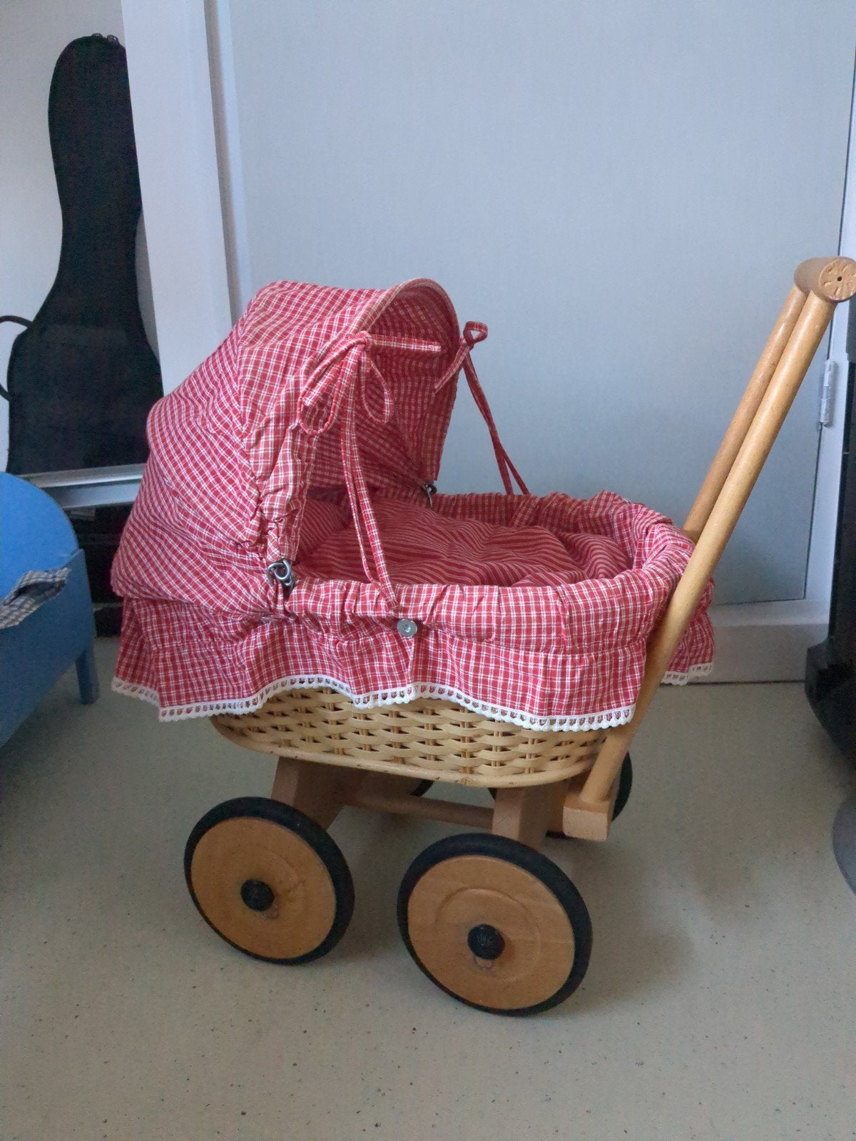 Houten poppenwagen met rood geruite bekleding, Ophalen of Verzenden, Gebruikt, Overige typen, Met wieltjes