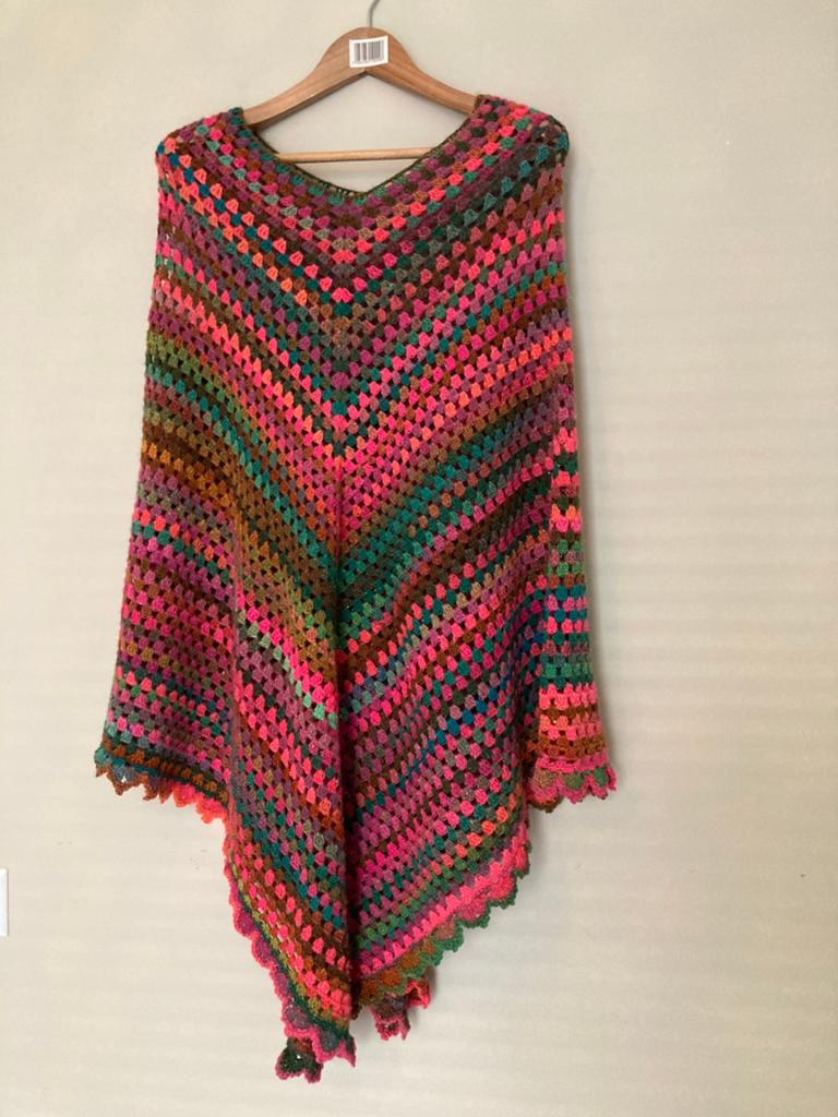 Gehaakte poncho, Kleding | Dames, Mutsen, Sjaals en Handschoenen, Ophalen of Verzenden, Zo goed als nieuw, Sjaal