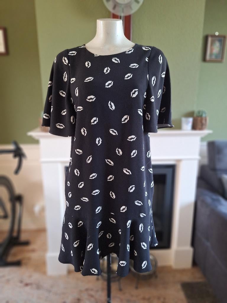 Essentiel Antwerp lippen mond kus jurk 36 S, Kleding | Dames, Jurken, Zwart, Ophalen of Verzenden, Zo goed als nieuw, Maat 36 (S)
