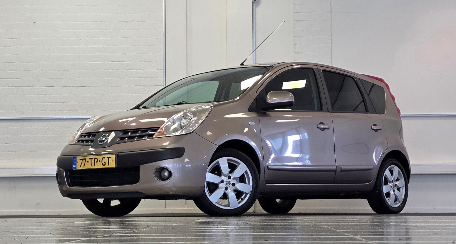 Nissan Note 1.6i First Note Automaat Nieuwe APK, Stof, Gebruikt, 4 cilinders, Bruin