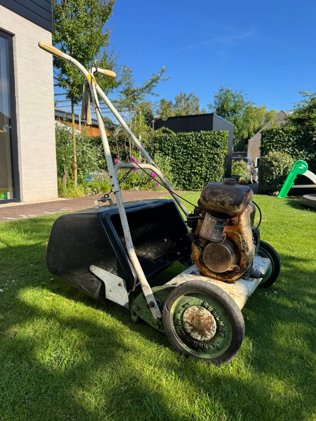 Grasmaaier (heel oud en kapot), Tuin en Terras, Grasmaaiers, Ophalen, Gebruikt, Opvangbak, Benzine-grasmaaier