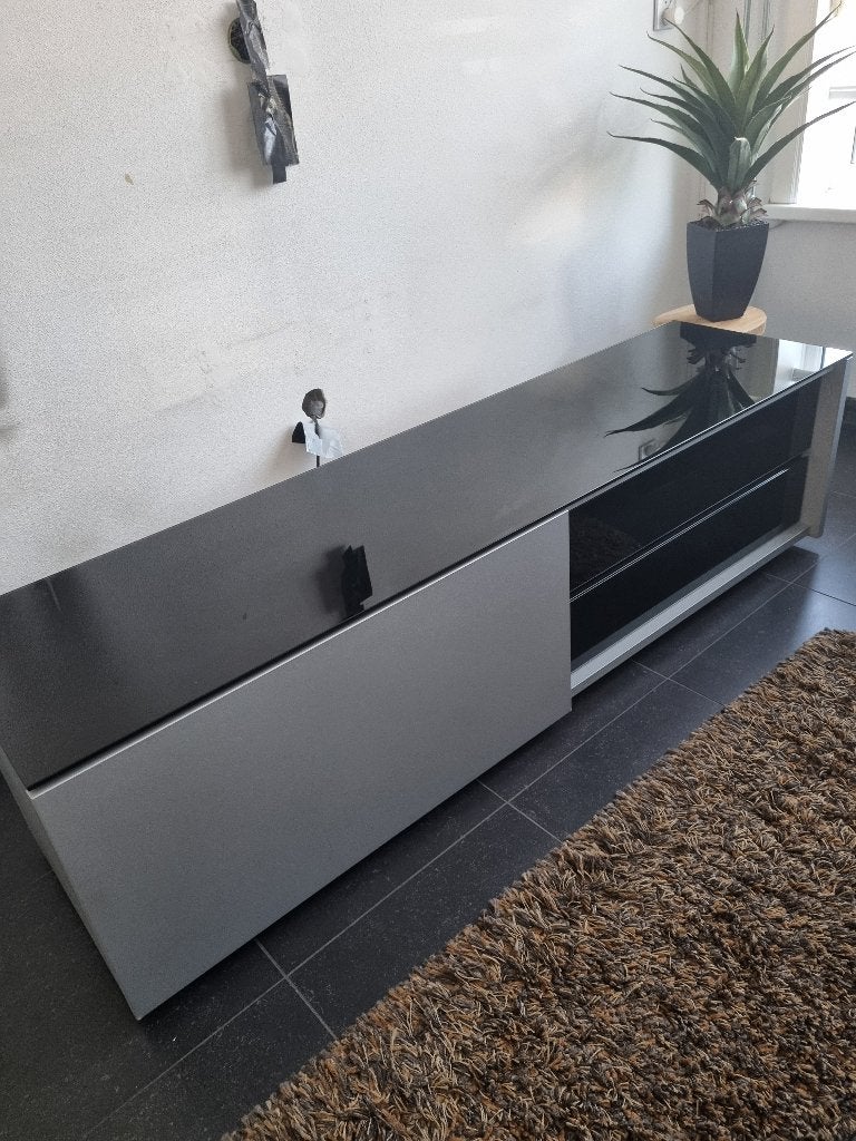 Modern TV Meubel zwart/grijs, Ophalen, Glas, 150 tot 200 cm, Zo goed als nieuw