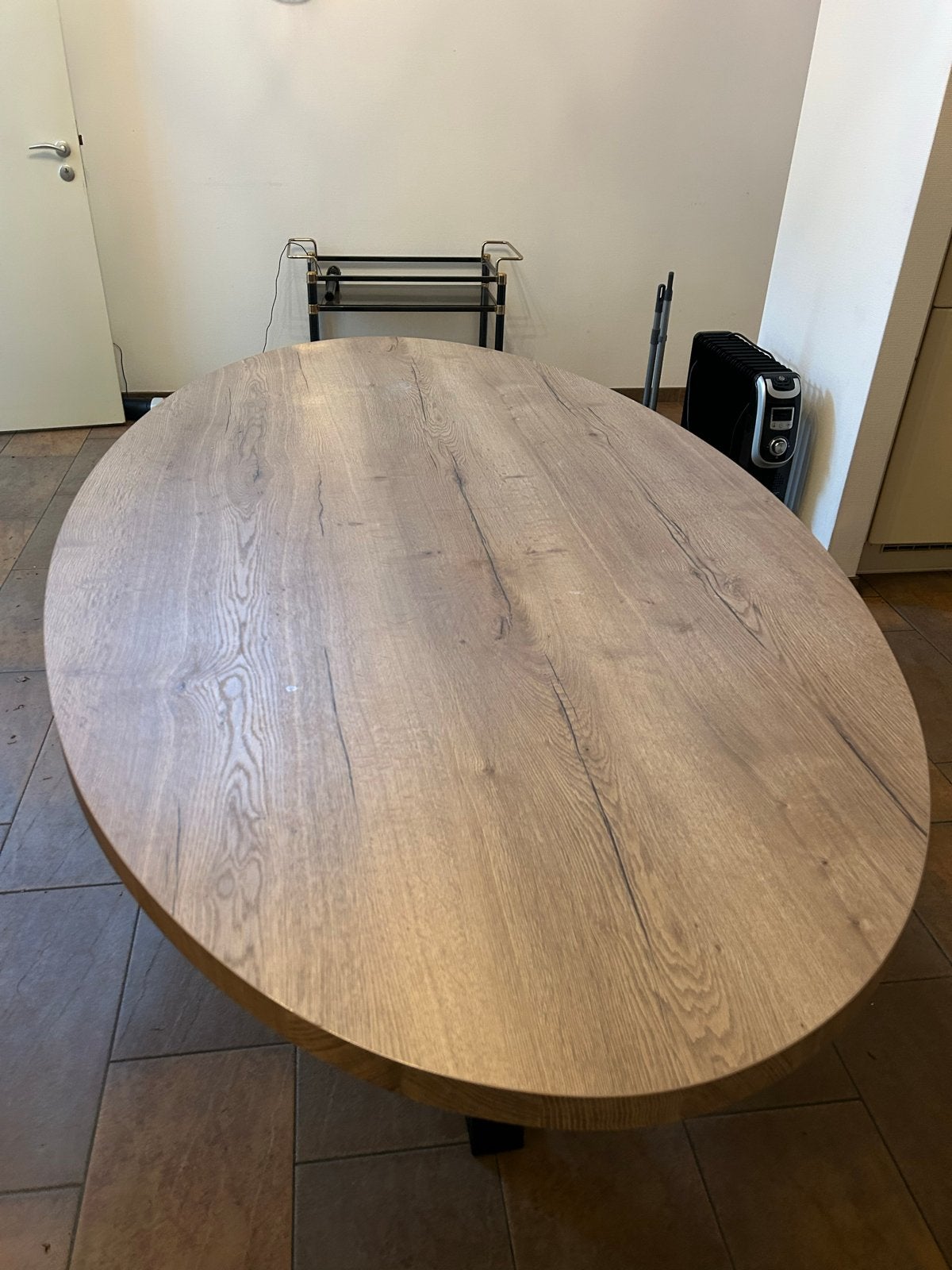 Ovale eettafel met houtlook blad en zwart metalen onderstel, Huis en Inrichting, Tafels | Eettafels, Ophalen, 100 tot 150 cm, 200 cm of meer