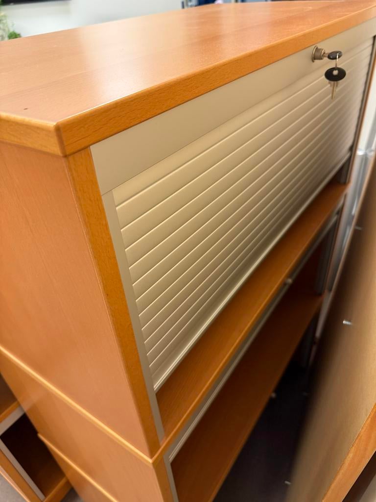 Bureau met 2 roldeurkasten, Gebruikt, 100 tot 150 cm, Meerdere deuren, Ophalen of Verzenden